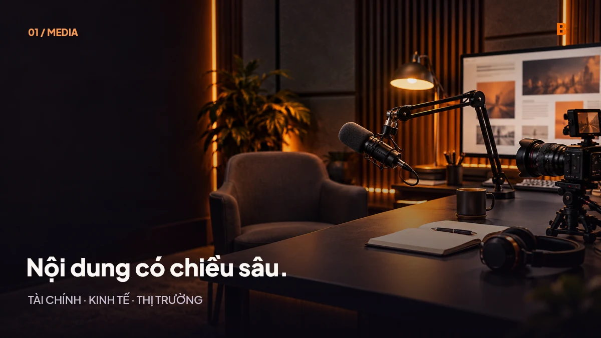 Minh hoạ không gian sản xuất nội dung với micro, máy quay và bàn biên tập